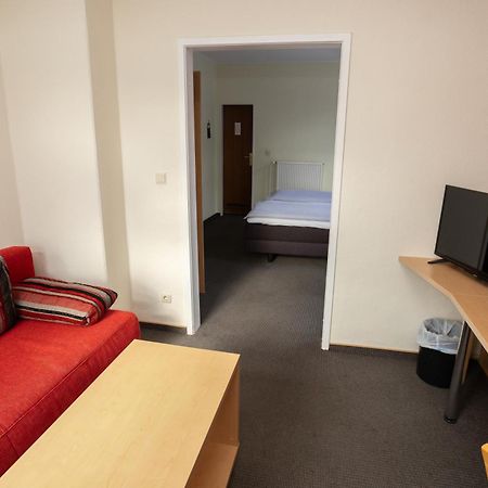 Hotel Zur Linde เมลดอร์ฟ ภายนอก รูปภาพ