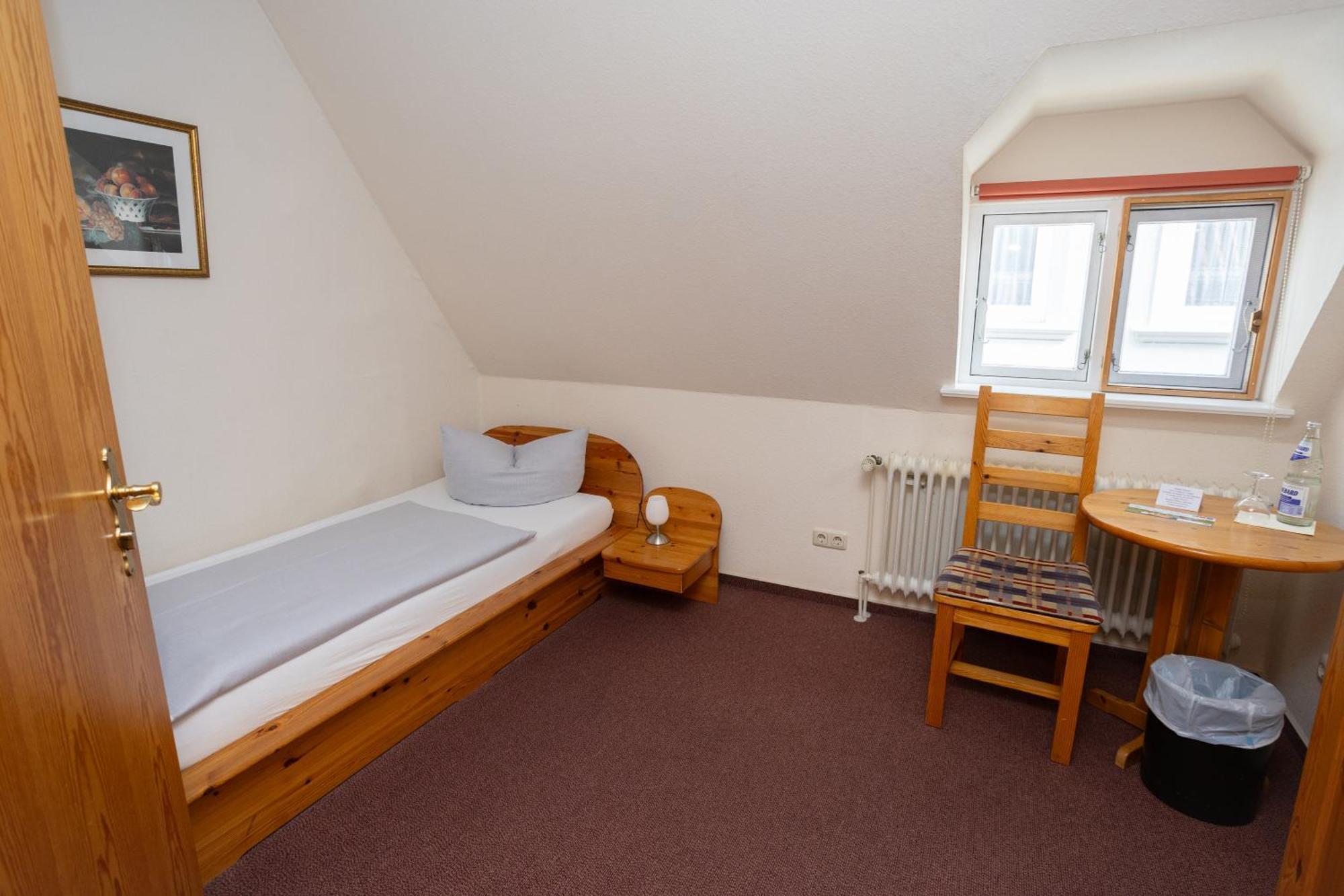 Hotel Zur Linde เมลดอร์ฟ ภายนอก รูปภาพ