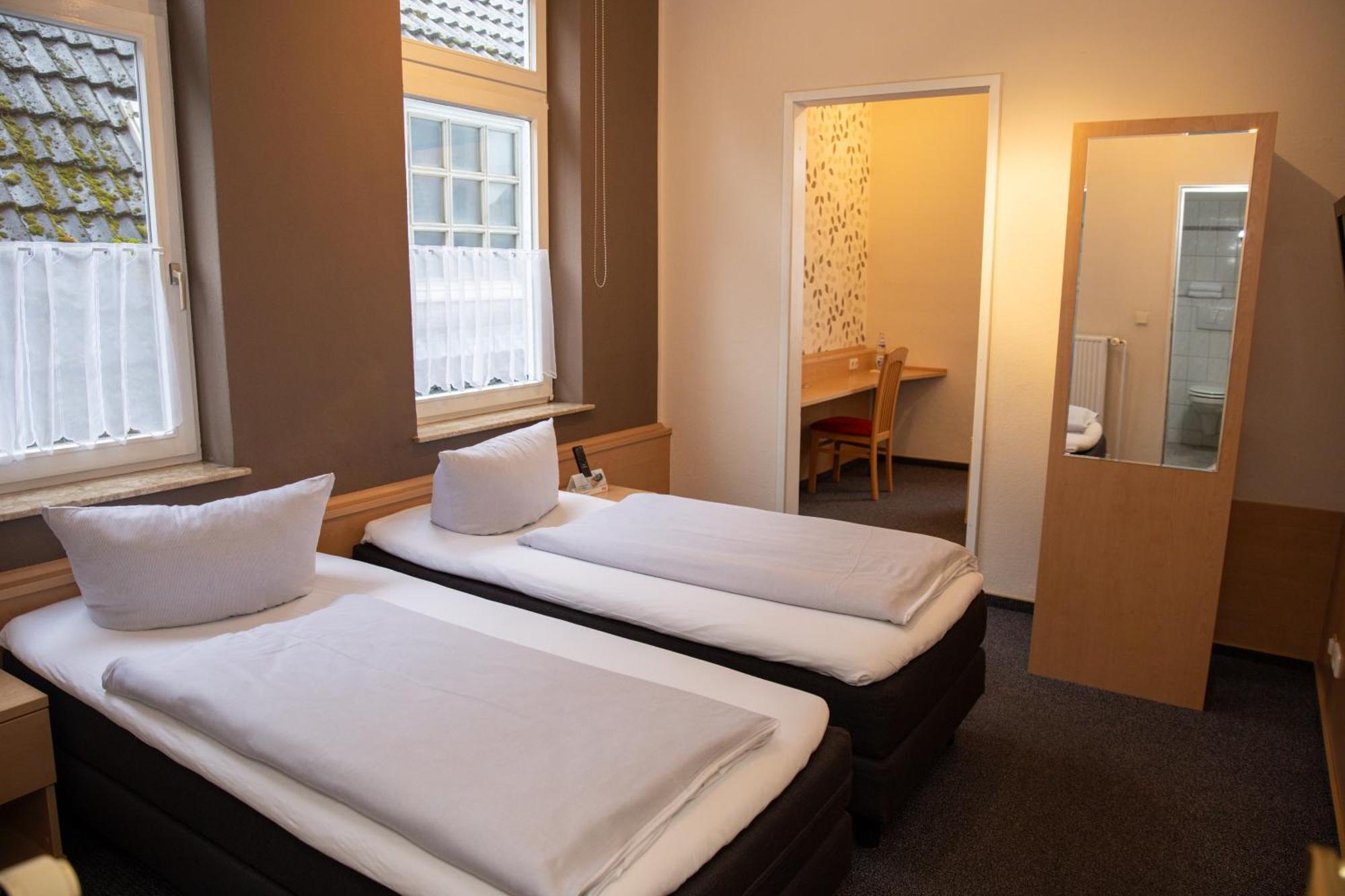 Hotel Zur Linde เมลดอร์ฟ ภายนอก รูปภาพ
