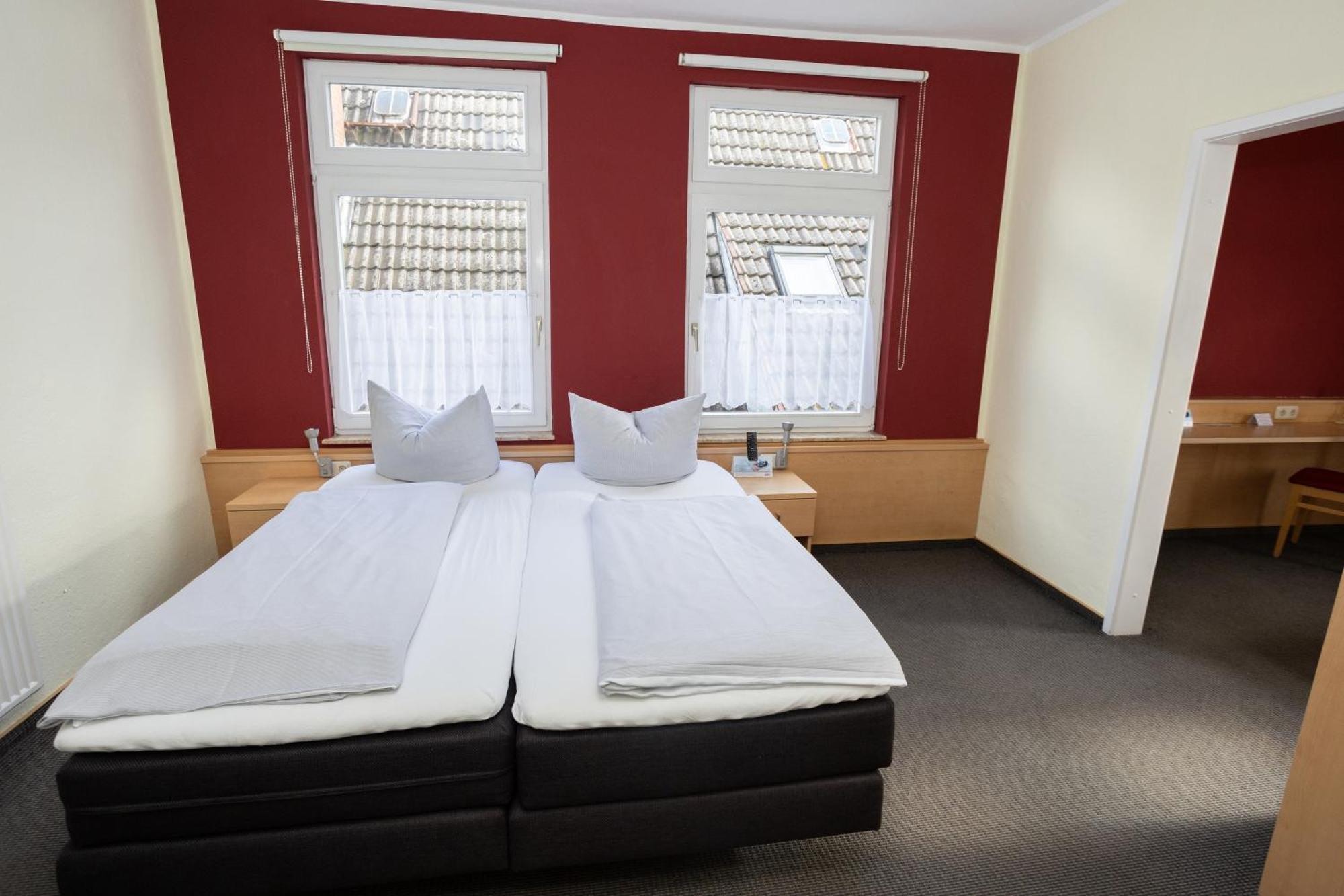 Hotel Zur Linde เมลดอร์ฟ ภายนอก รูปภาพ