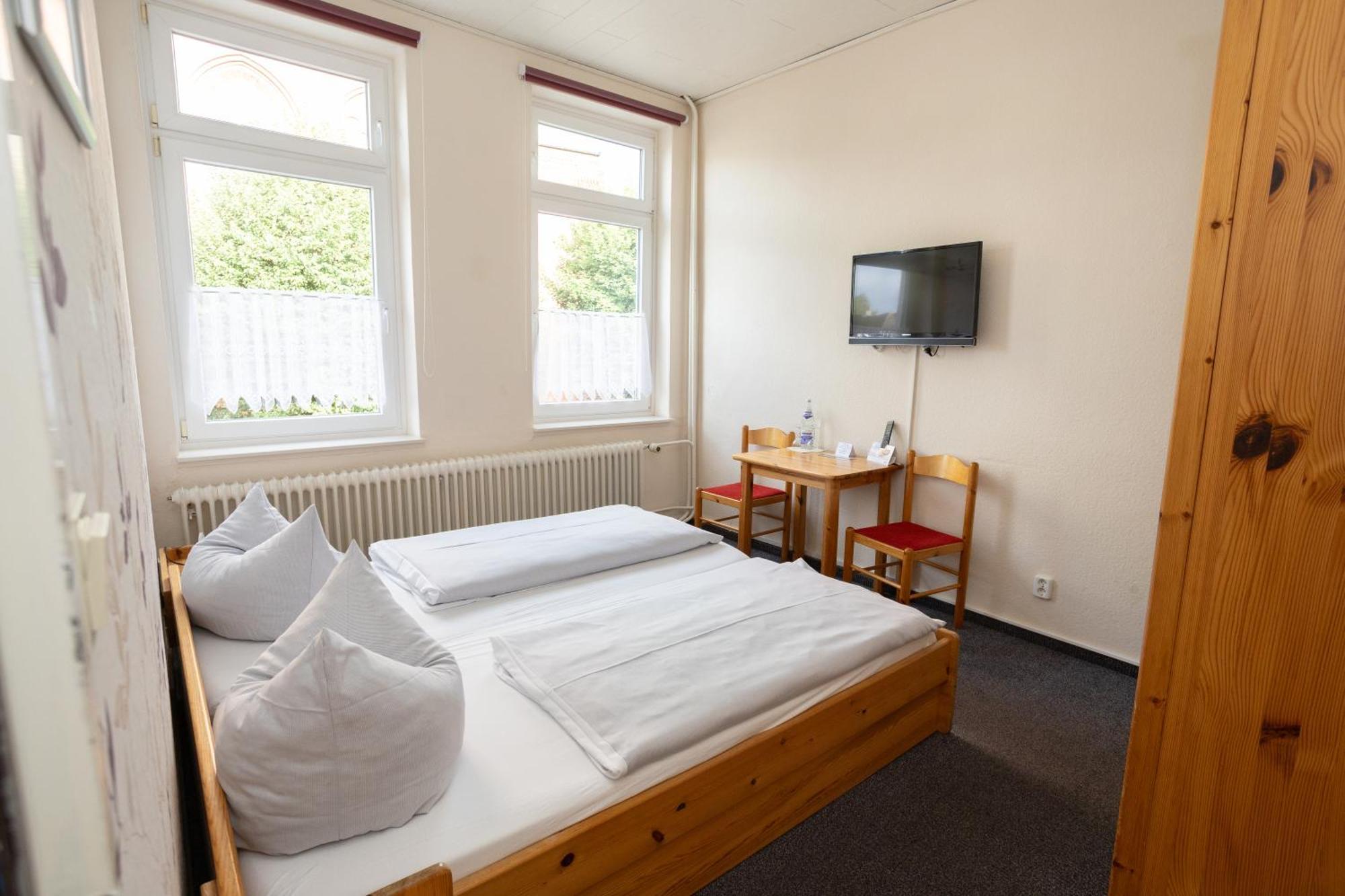 Hotel Zur Linde เมลดอร์ฟ ภายนอก รูปภาพ