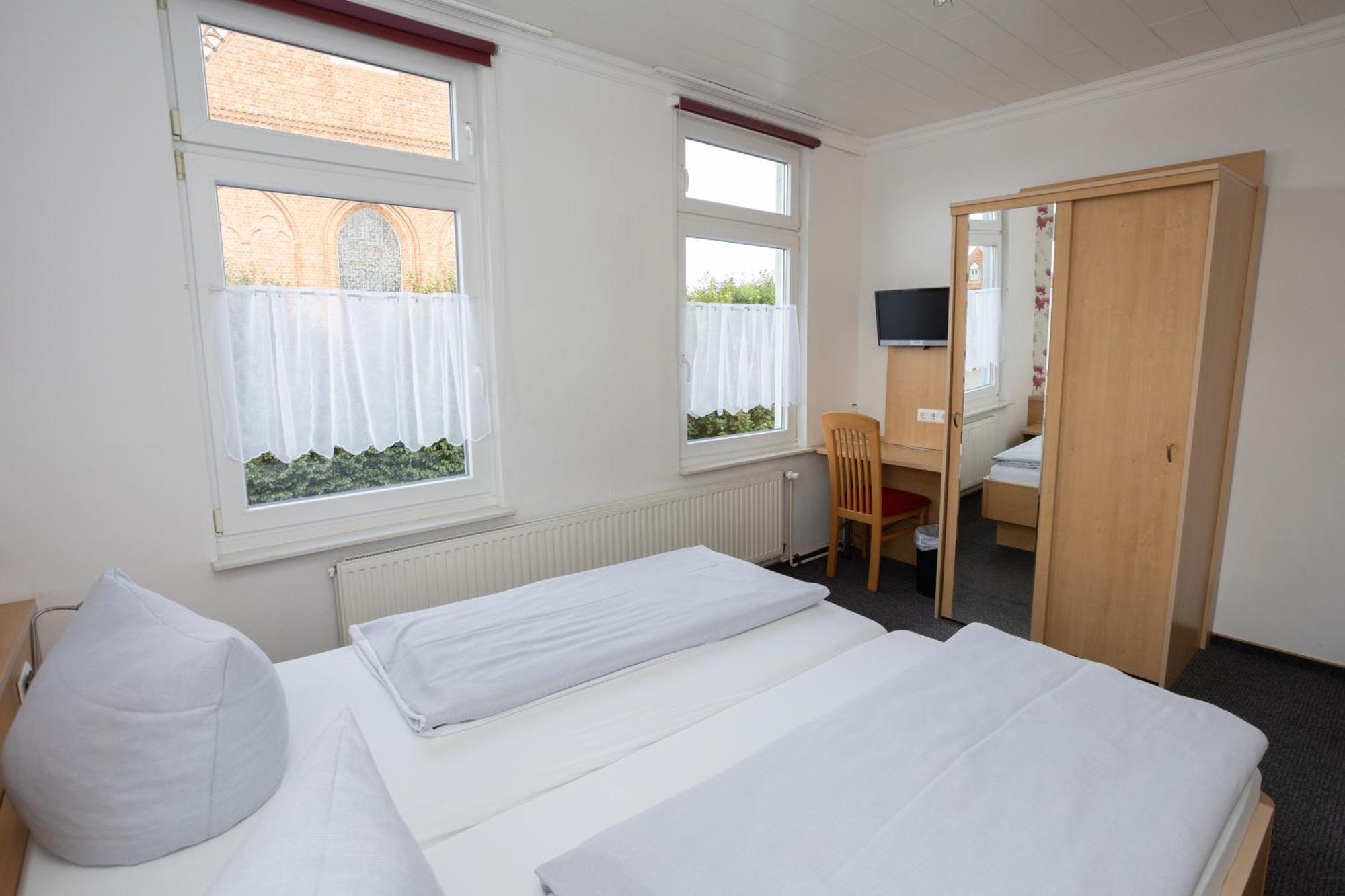 Hotel Zur Linde เมลดอร์ฟ ภายนอก รูปภาพ