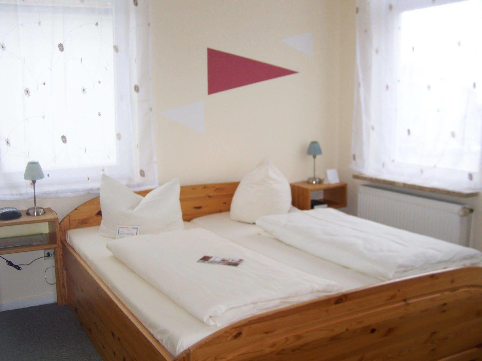Hotel Zur Linde เมลดอร์ฟ ภายนอก รูปภาพ