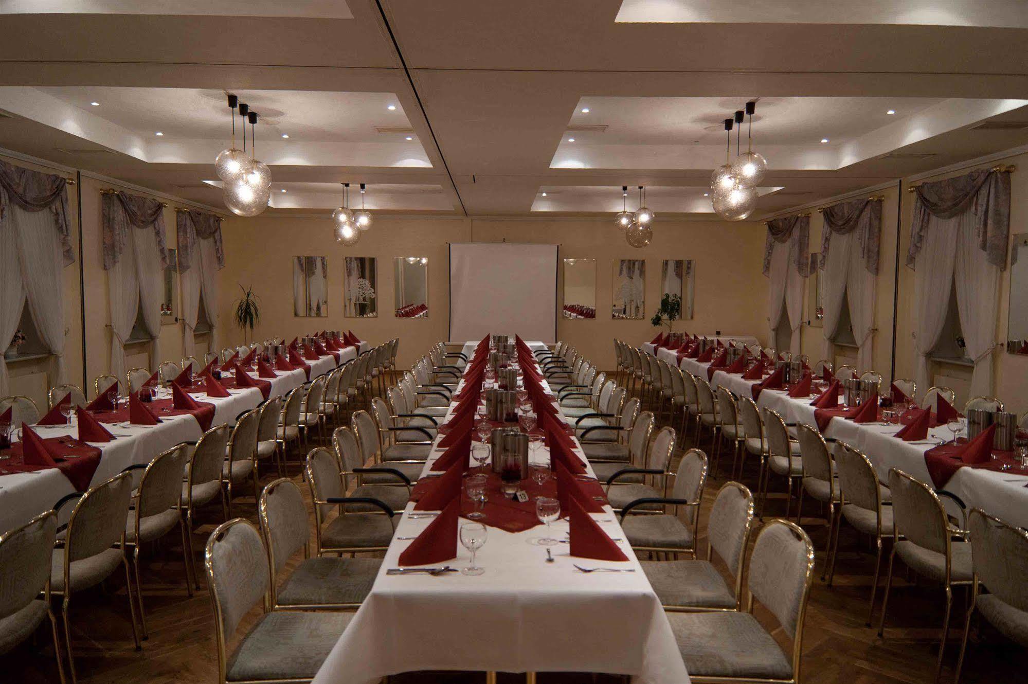 Hotel Zur Linde เมลดอร์ฟ ภายนอก รูปภาพ