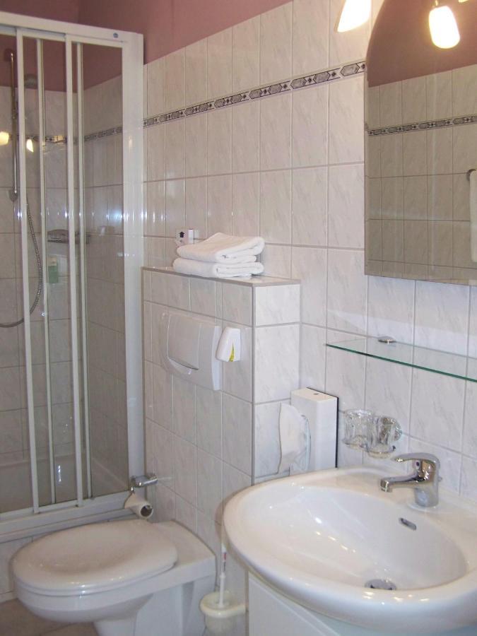 Hotel Zur Linde เมลดอร์ฟ ภายนอก รูปภาพ